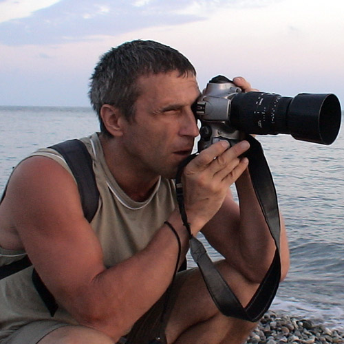 Иван с фотокамерой на берегу